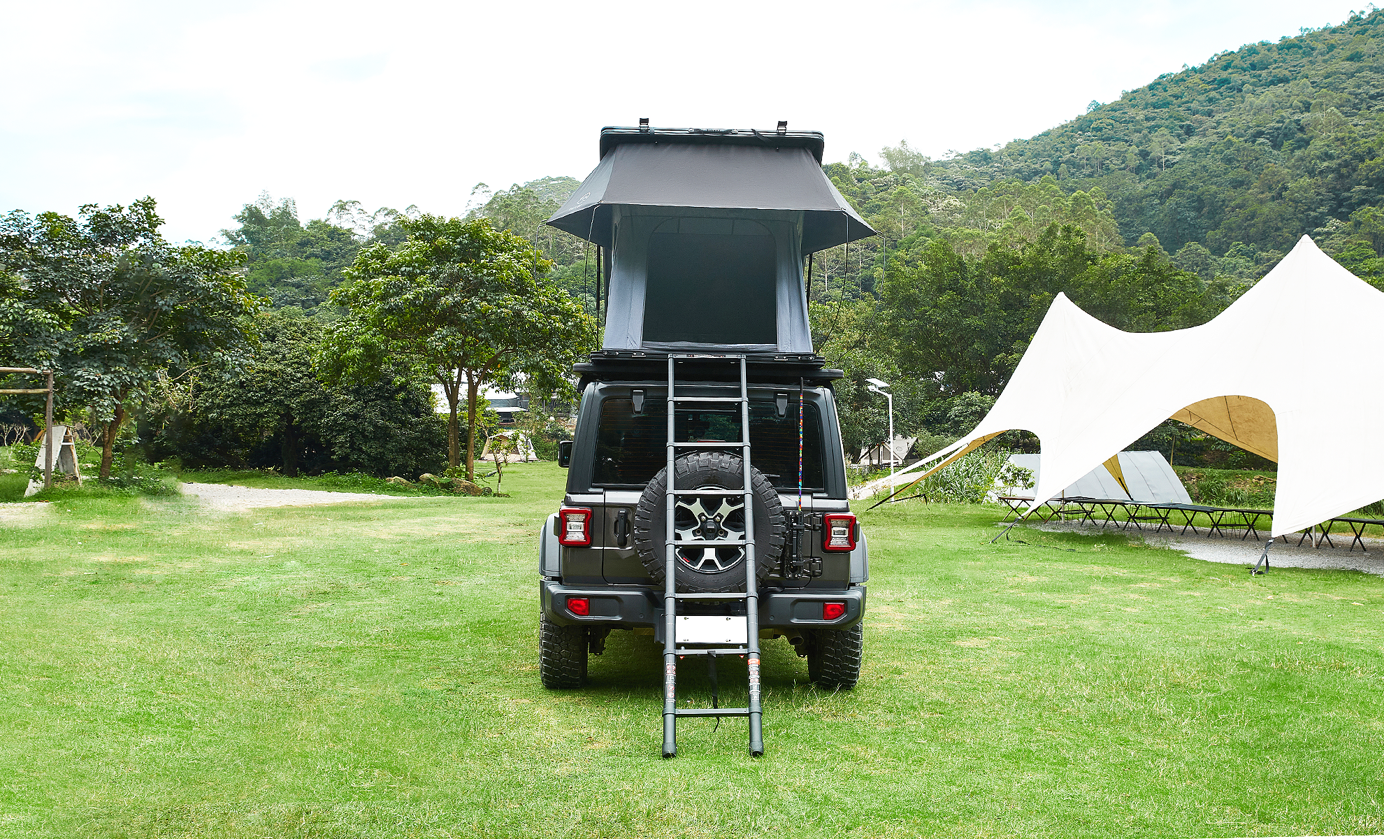 Kailop Dachzelt aufgeklappt, Panoramablick, für SUV-Camping