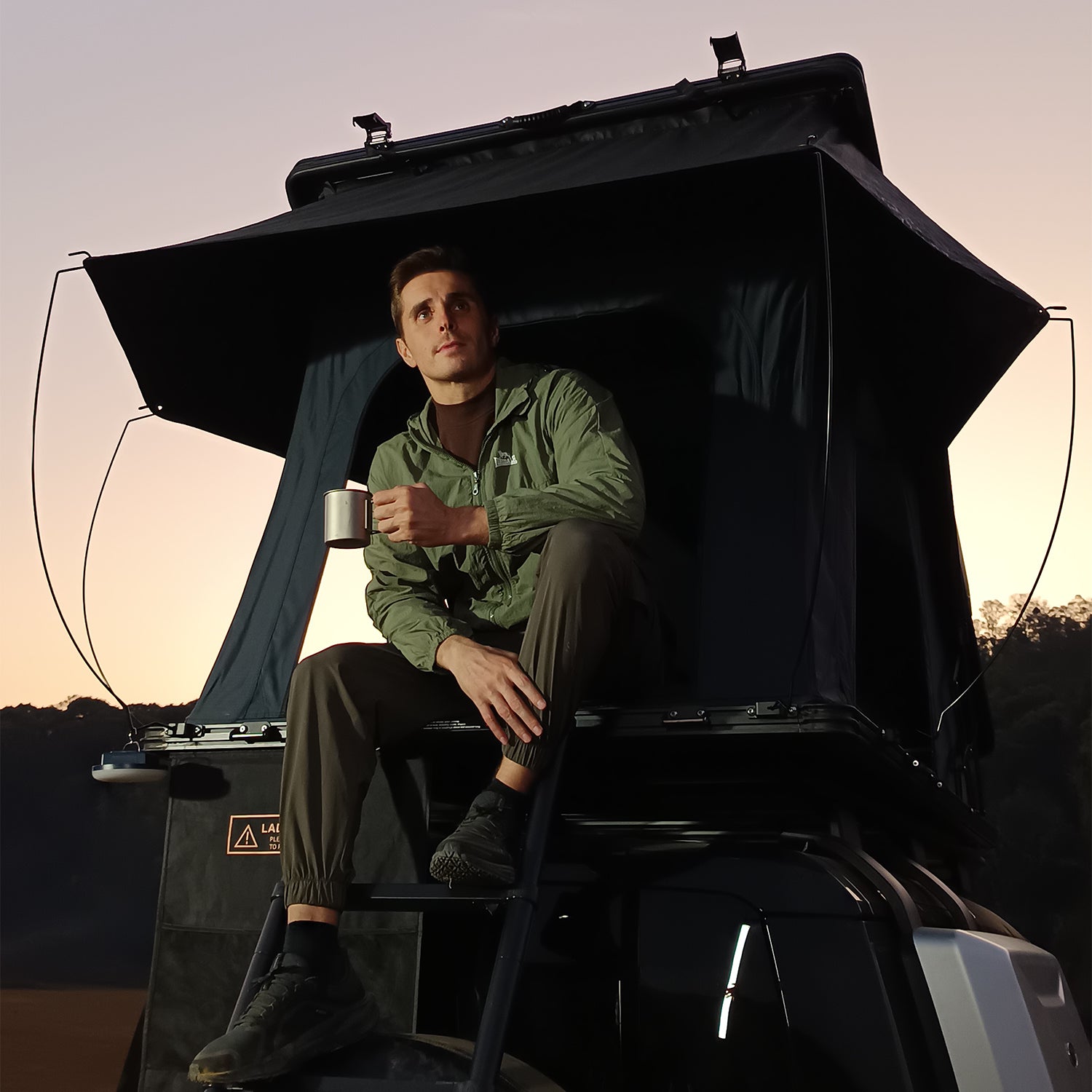 Das Kailop Abenteuer 1.0 2-Personen-Hartschalendachzelt lässt sich schnell aufbauen und die Aluminium-Hartschale schützt Sie auf Ihren abenteuerlichen Reisen.