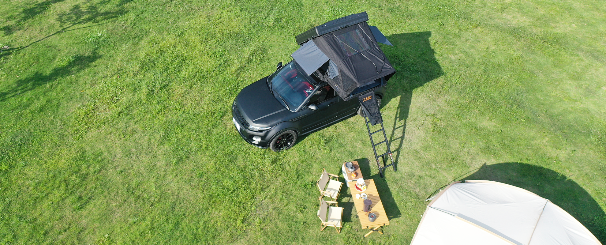 Das Kailop Abenteuer 2.0 Aluminium-Hartschalendachzelt für 2-3 Personen lässt sich seitlich öffnen und das einzigartige Design des Dachfensters ermöglicht es Ihnen, nachts die Sterne zu beobachten.