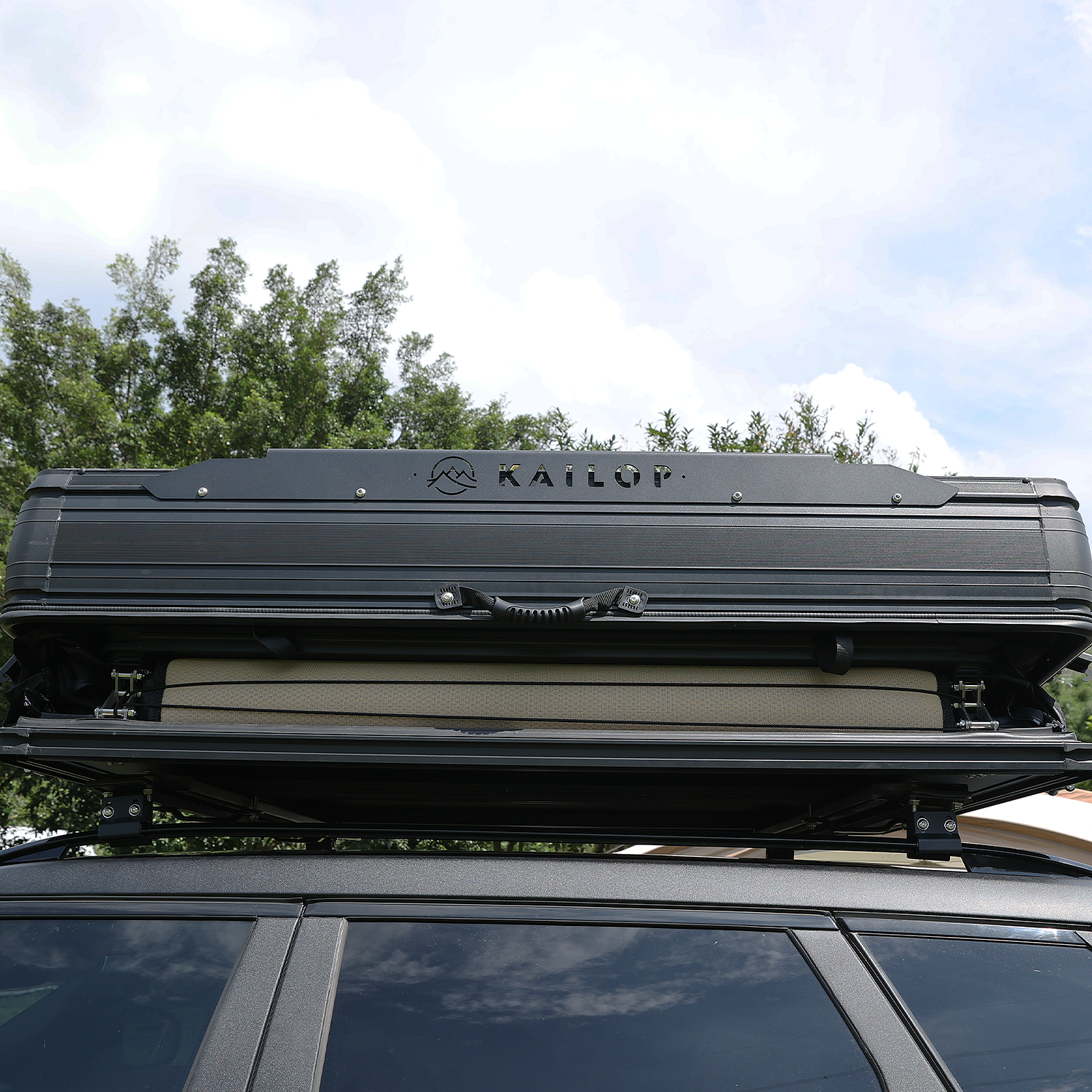 Kailop Dachzelt Aluminium Logo, ein einzigartiges Design, langlebig, rostbeständig und hochsteifes Aluminium Hardshell Design für furchtlose Abenteuerreisen.
