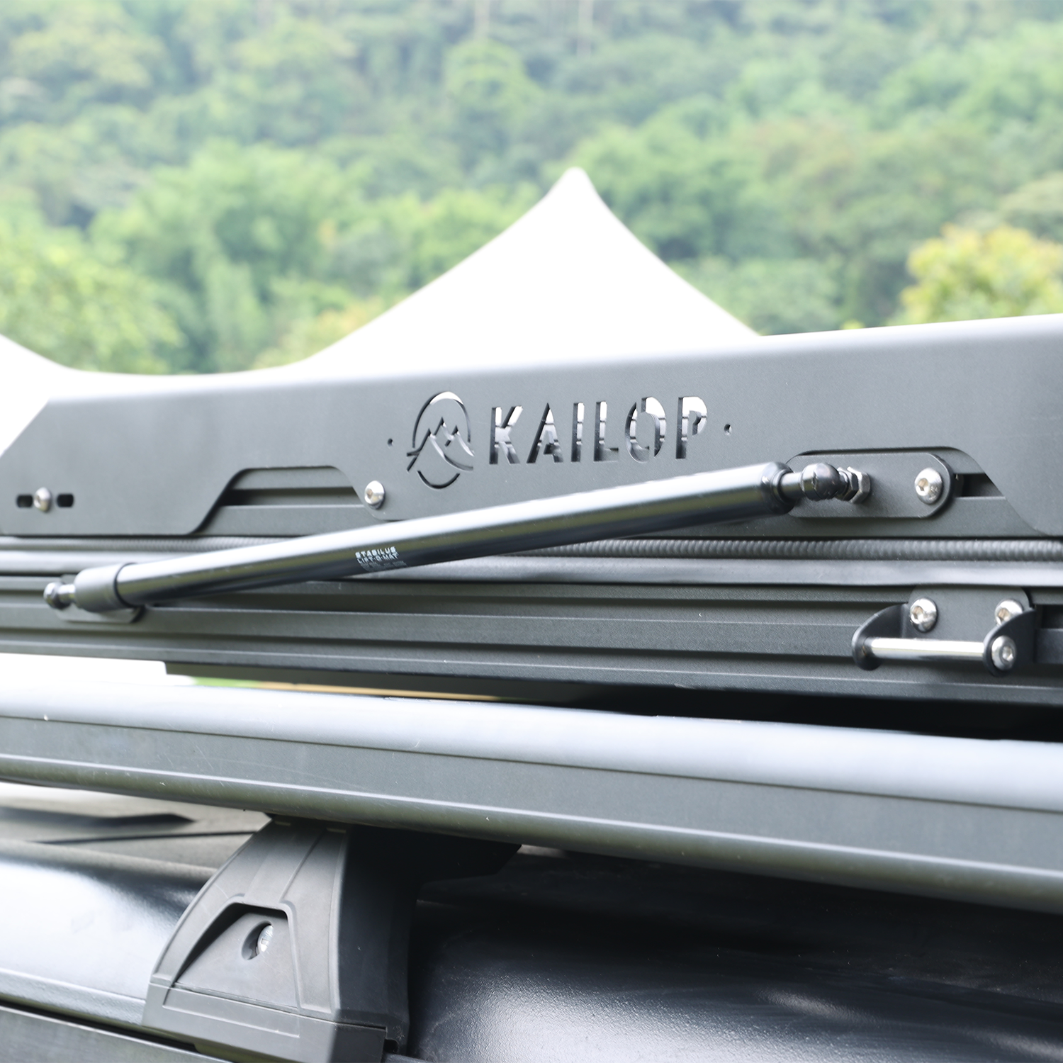 Kailop Kailop Dachzelt mit ausgeschnittenem Aluminium-Logo, einzigartiges Design, langlebig und rostbeständig
Innovatives hydraulisches Stangensystem für einfaches Öffnen und Schließen des Zeltes, wodurch die manuelle Handhabung reduziert wird.