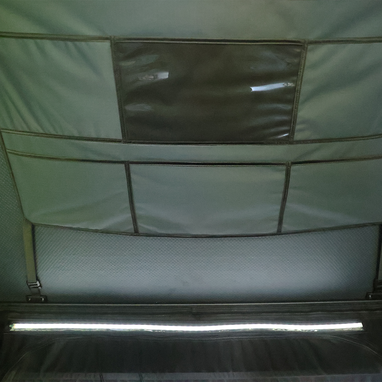 Das Kailop Abenteuer 2.0 Hartschalen-Dachzelt verfügt über integrierte Staufächer zur einfachen Aufbewahrung der Campingausrüstung und ist mit einer in 2 Stufen verstellbaren USB-Lichtleiste ausgestattet.