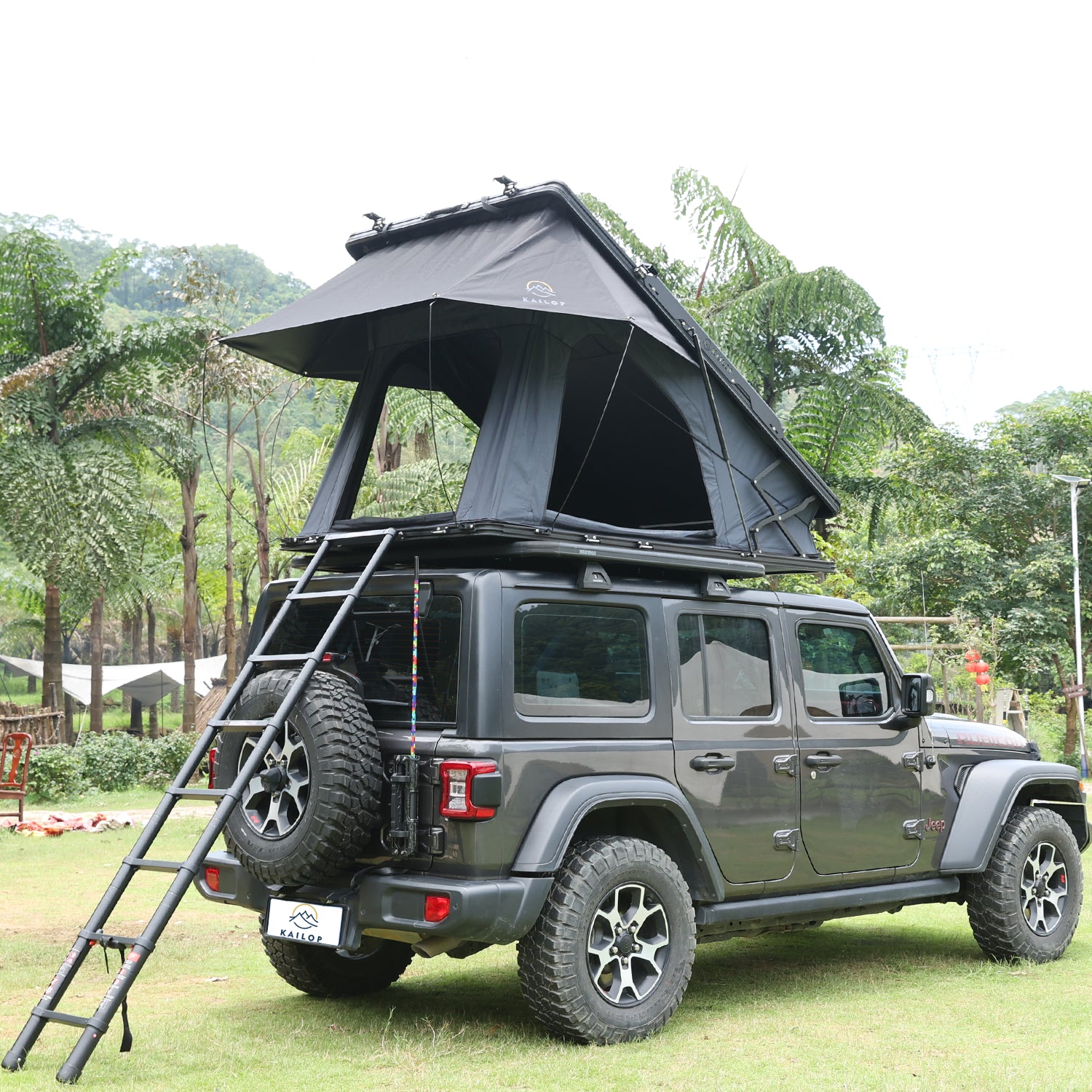 Kailop errichtet ein nach hinten zu öffnendes Hartschalendachzelt