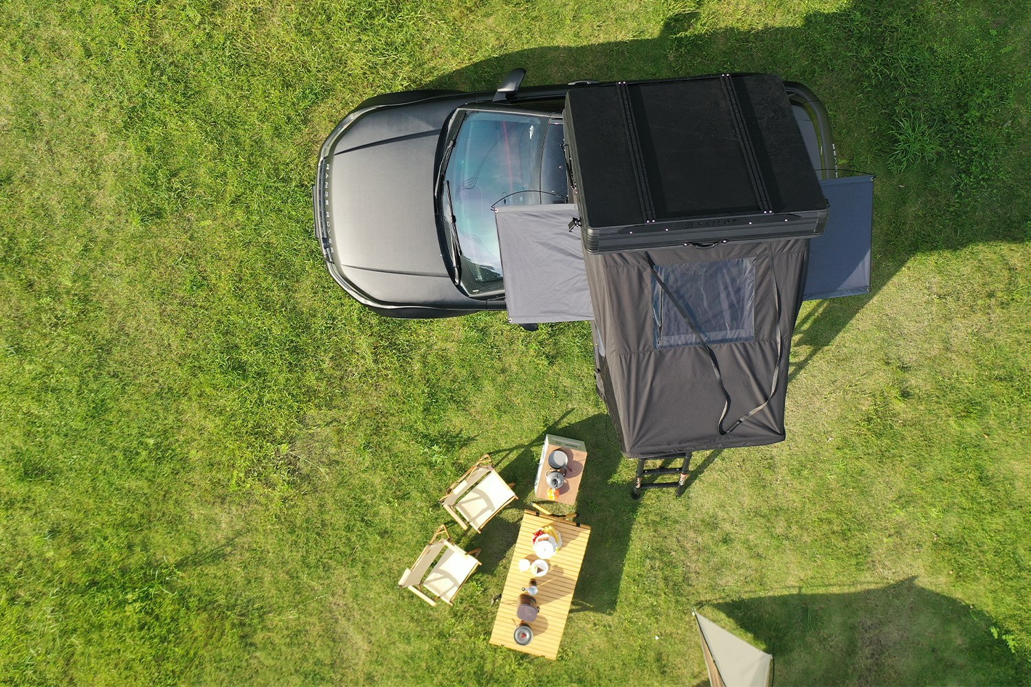 Das Kailop Abenteuer 2.0 2-3 Personen Aluminium-Hartschalen-Autodachzelt mit seitlicher Öffnung, kurzer Aufbauzeit und einfachem Campingerlebnis!