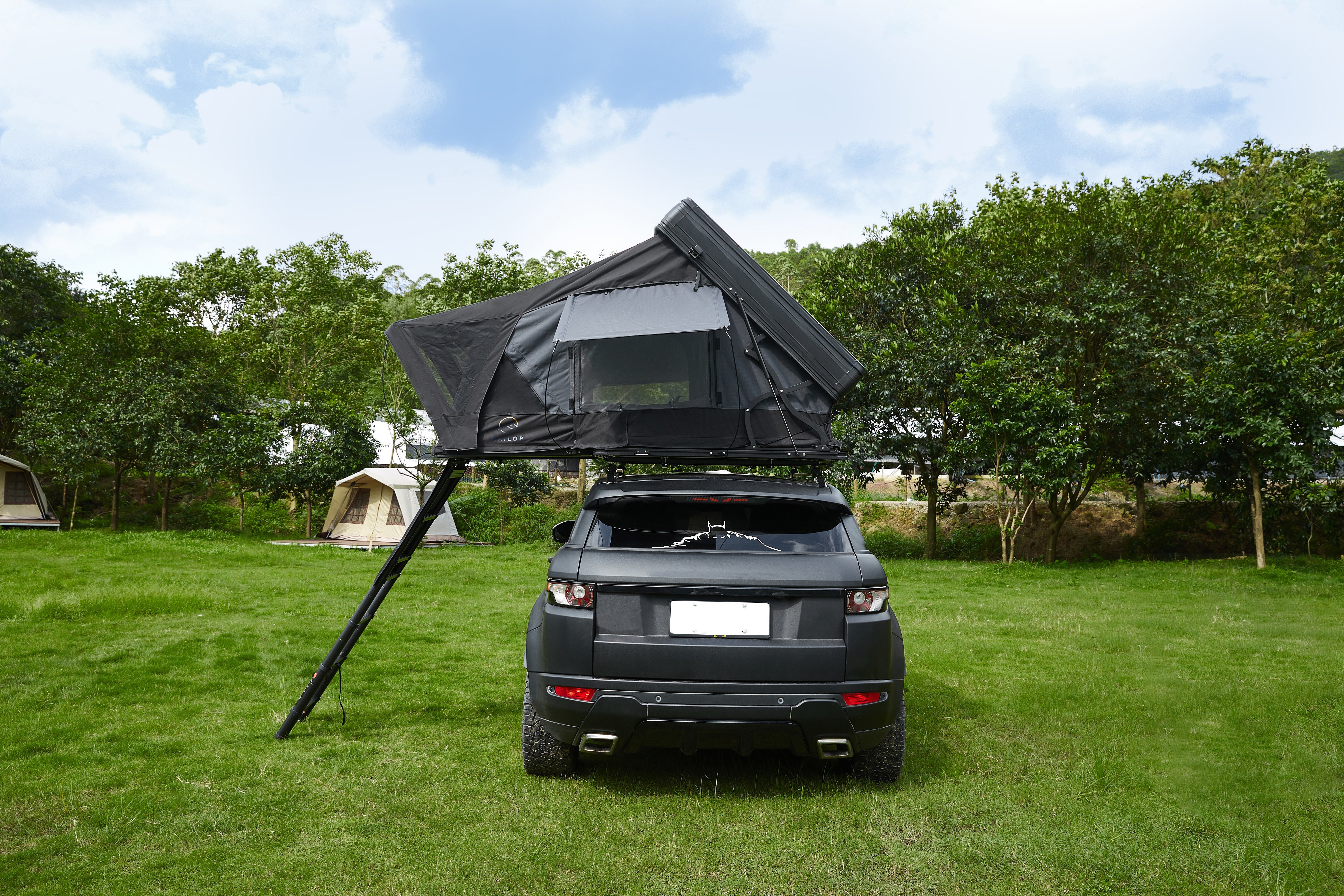 Das Kailop Abenteuer 2.0 Aluminium-Hartschalendachzelt mit seitlicher Öffnung ist für SUVs, Crossover und andere Fahrzeuge geeignet und bietet einen geräumigen Schlafbereich und einen schnellen Aufbau.