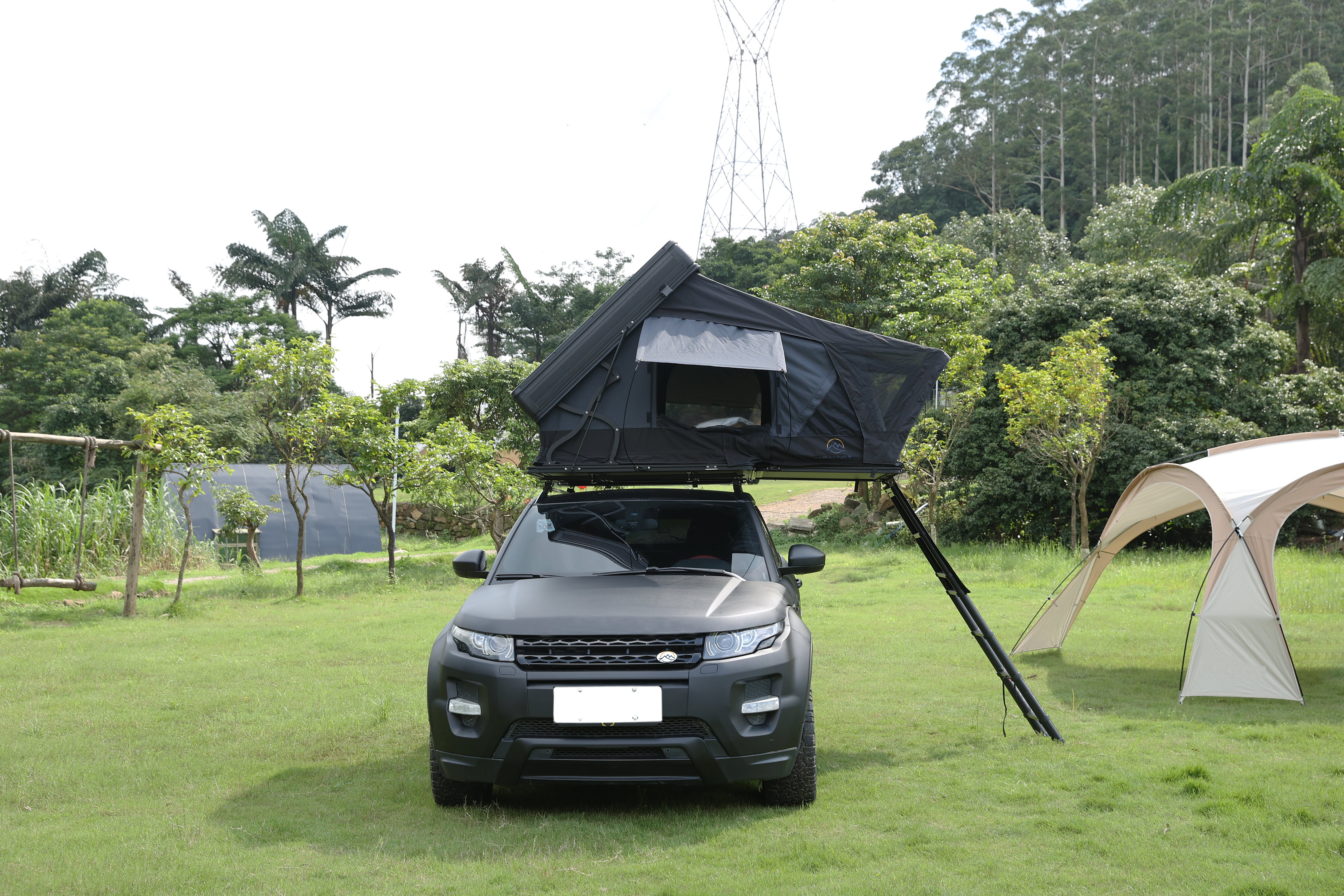Kailop Abenteuer 2.0 Seitlich zu öffnendes Hartschalendachzelt mit 2,3 m langer Aluminium-Teleskopleiter für einfachen Zugang zum Zelt.