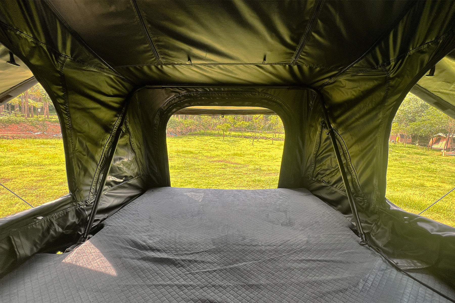 Das atmungsaktive Panoramadesign von Kailop sorgt für eine frische Luftzirkulation und ist mit Fliegengittern ausgestattet, die das Eindringen von Moskitos verhindern.